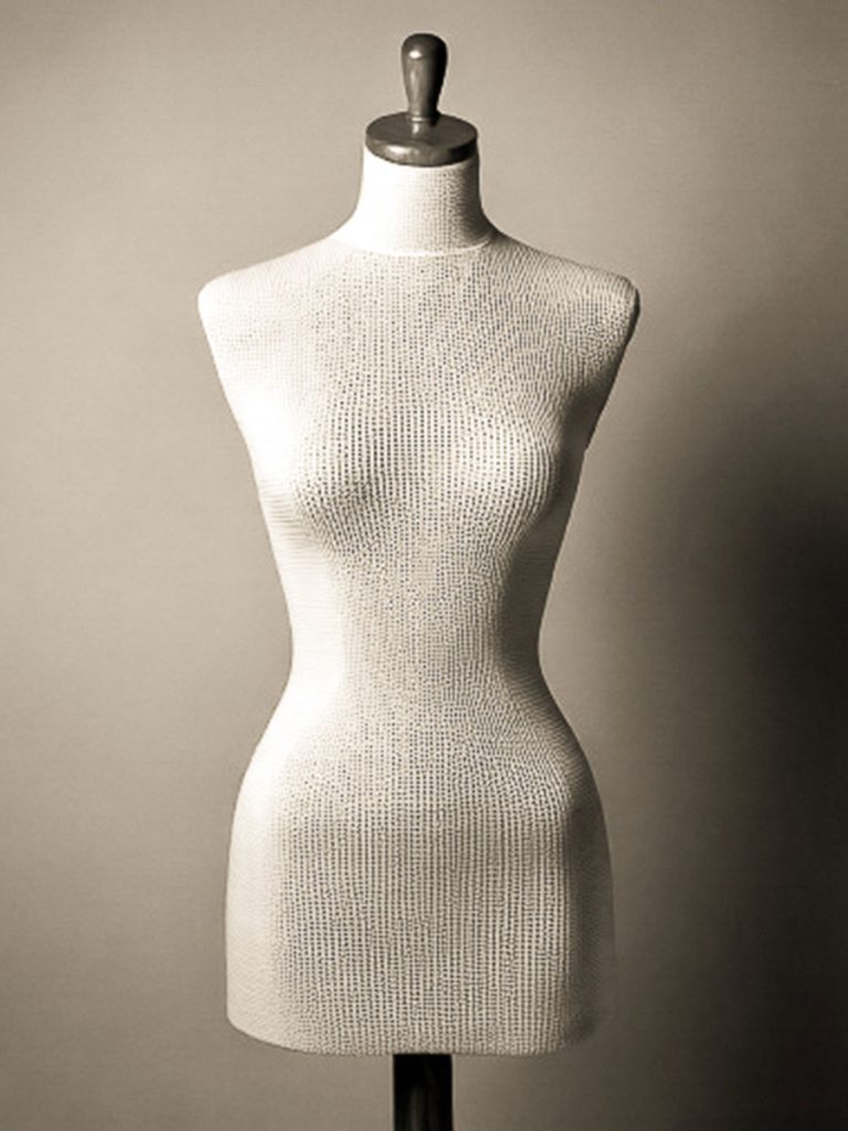 Freie Trauung München | Schneiderpuppe in Sepia